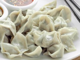 怎么煮饺子不粘锅不破皮(冷冻饺子的正确煮法)