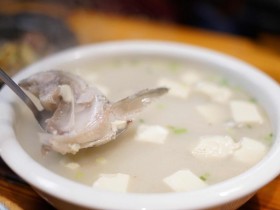 鲫鱼汤怎么炖好喝又营养?鲫鱼汤的正确做法,汤鲜味美