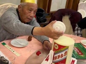 安徽一老爷子存酒30年,为庆寿宴全部开盖,亲友为何一口不喝?