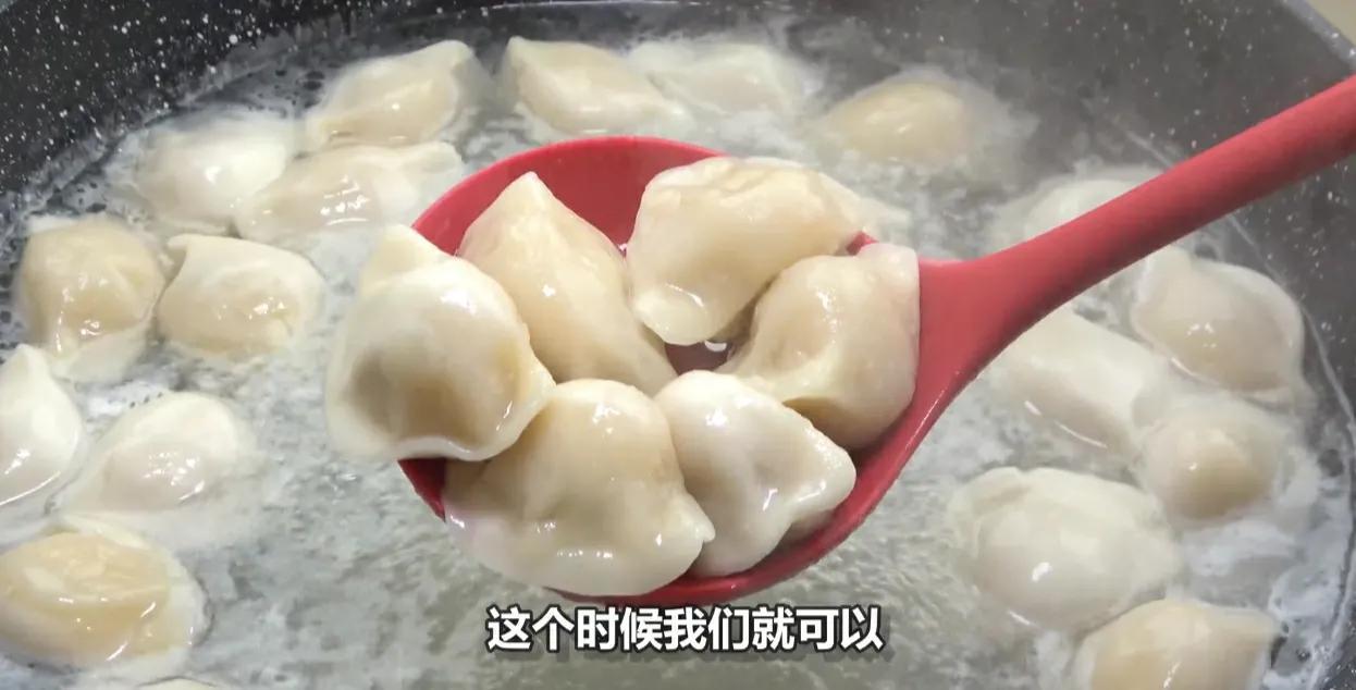 怎么煮饺子不粘锅不破皮（冷冻饺子的正确煮法）