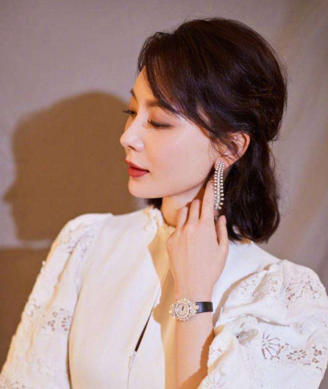 40岁一50岁女最新发型(50+女人怎么扎发年轻又气质?)